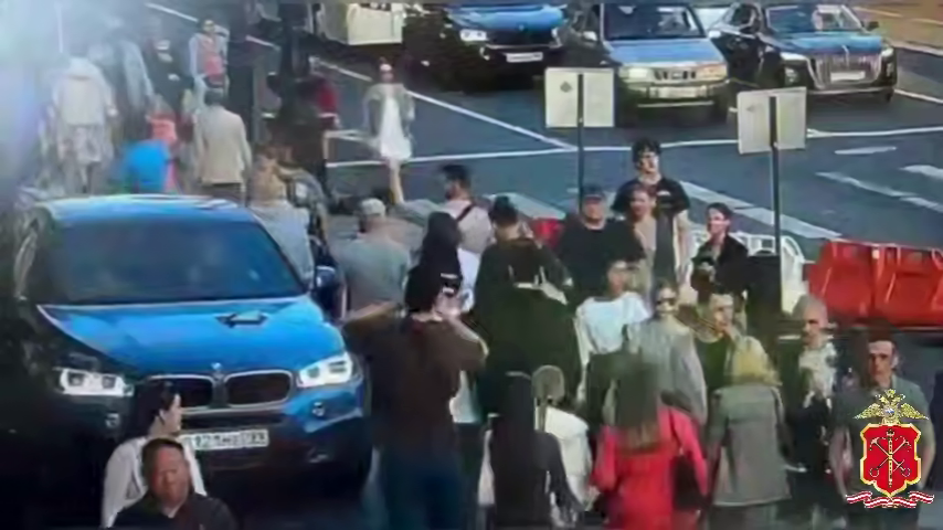 Туристку из Подмосковья оштрафовали за езду по тротуару на Невском