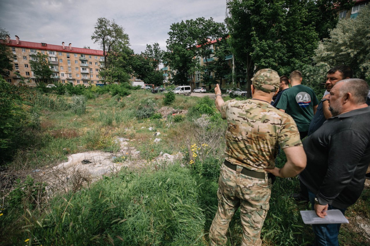 Петербургским специалистам в Мариуполе вручили благодарственные письма