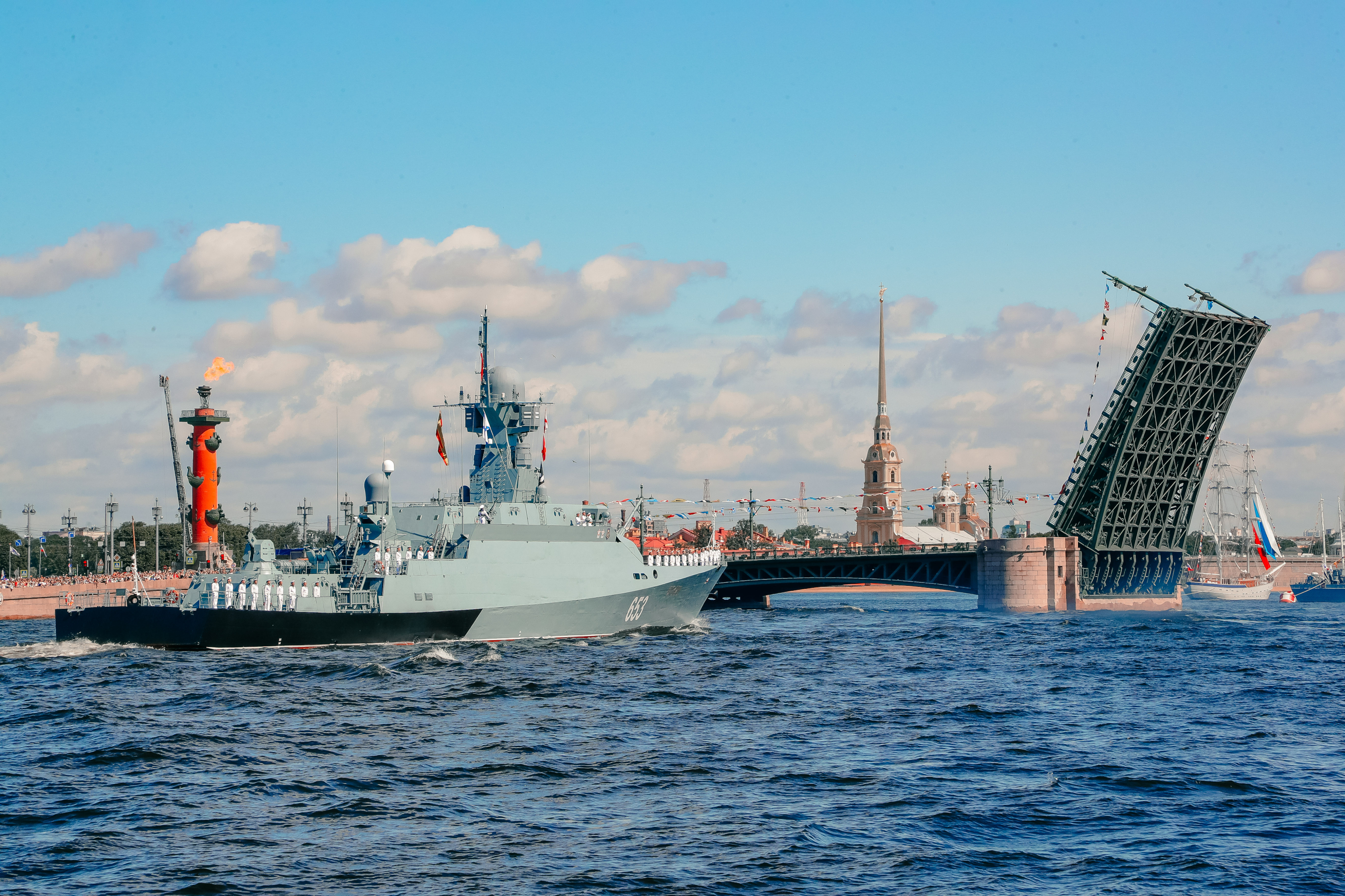 Песков прокомментировал возможную отмену парада ВМФ в Петербурге