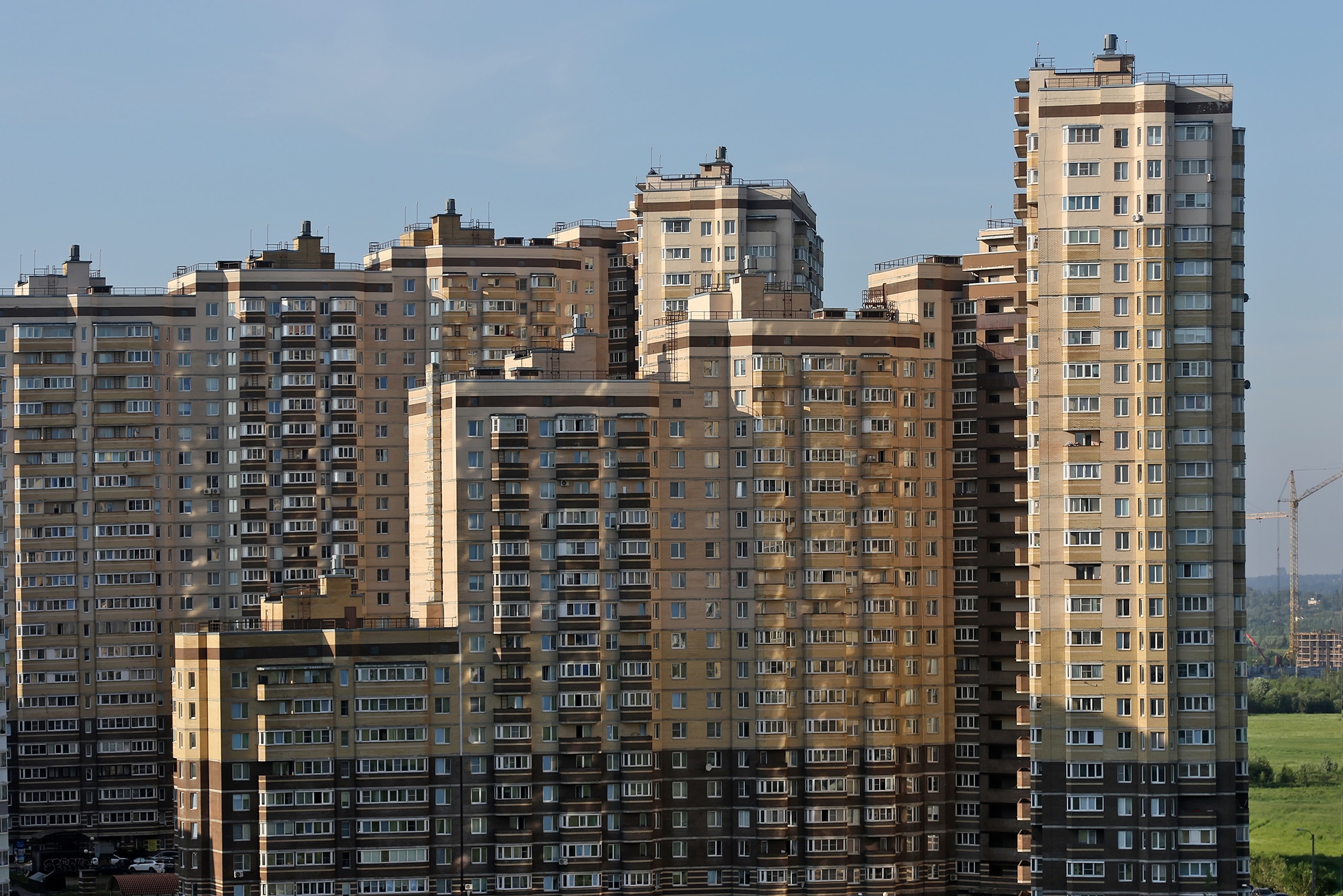 Жительницу Мурино с ножом и ребенком в руках сняли с козырька парадной
