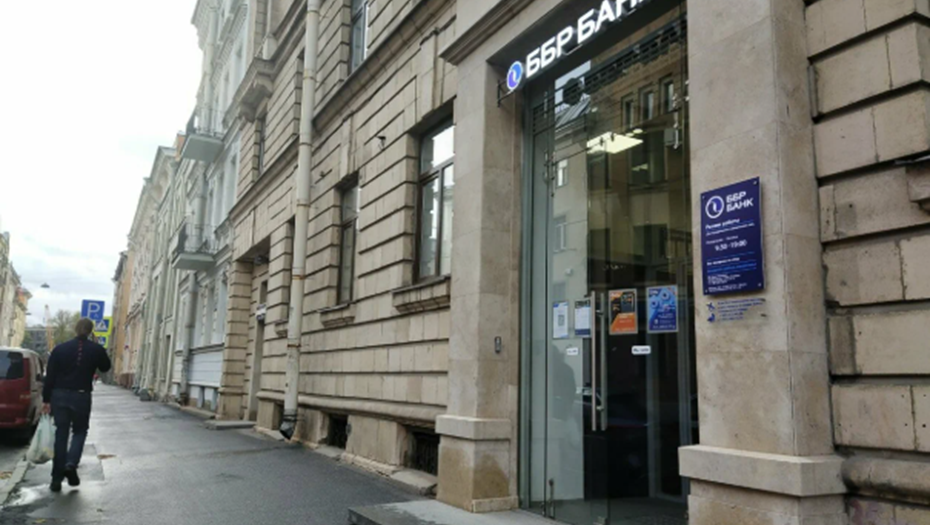 Полиция и следователи работают в офисе ББР Банка в Петербурге по делу о растрате