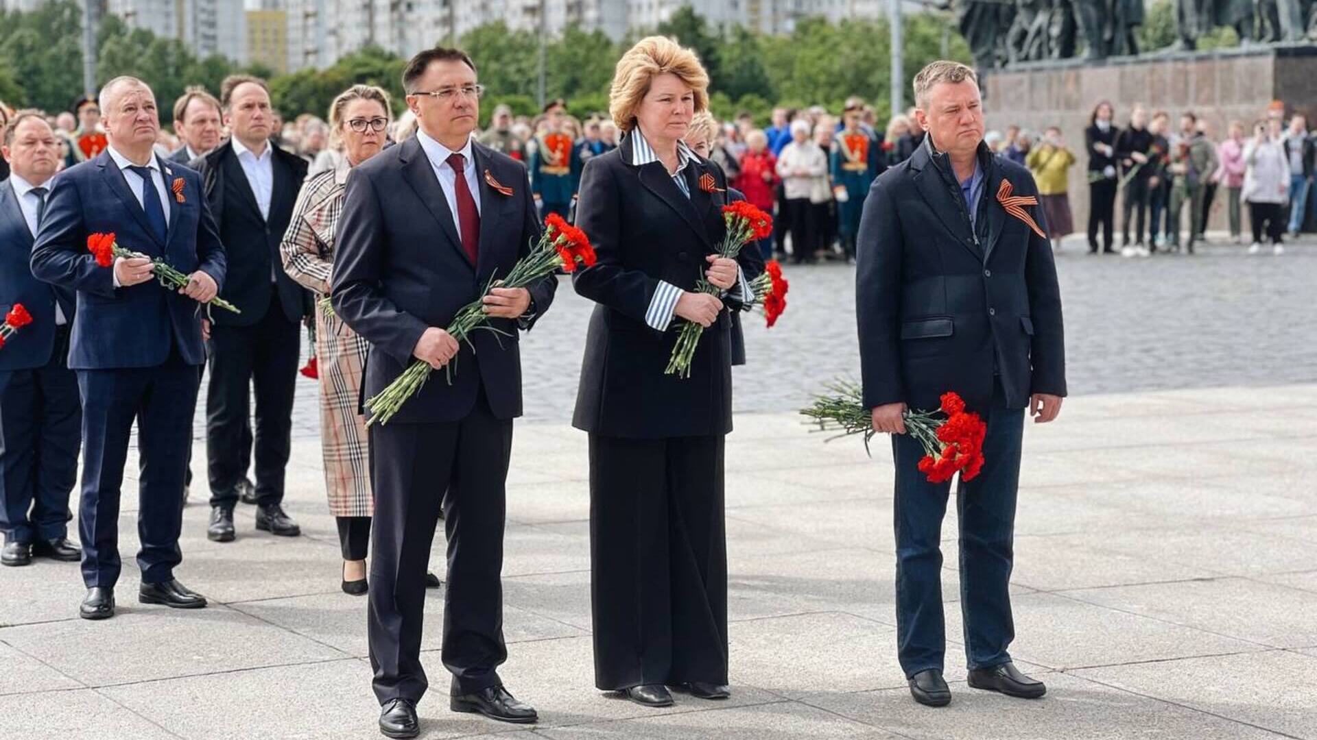 Церемония возложения цветов состоялась у Монумента героическим защитникам Ленинграда