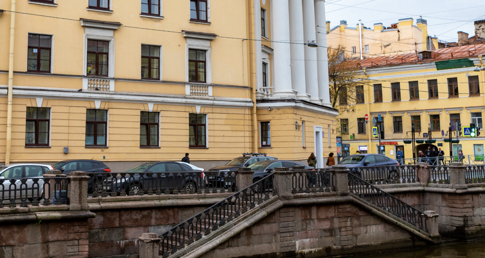 Коммунальщики устраняют последствия непогоды в Петербурге