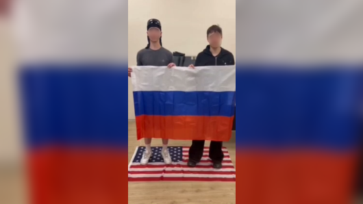 «Шутка не прошла»: подросткам пришлось петь гимн России после фотосессии у здания ФСБ в Петербурге