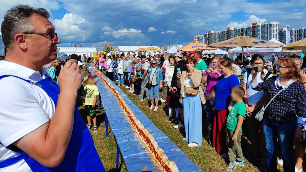 Гостей чемпионата России по пахоте угостили «Лен-догом» длиной более 47 метров из продуктов Ленобласти