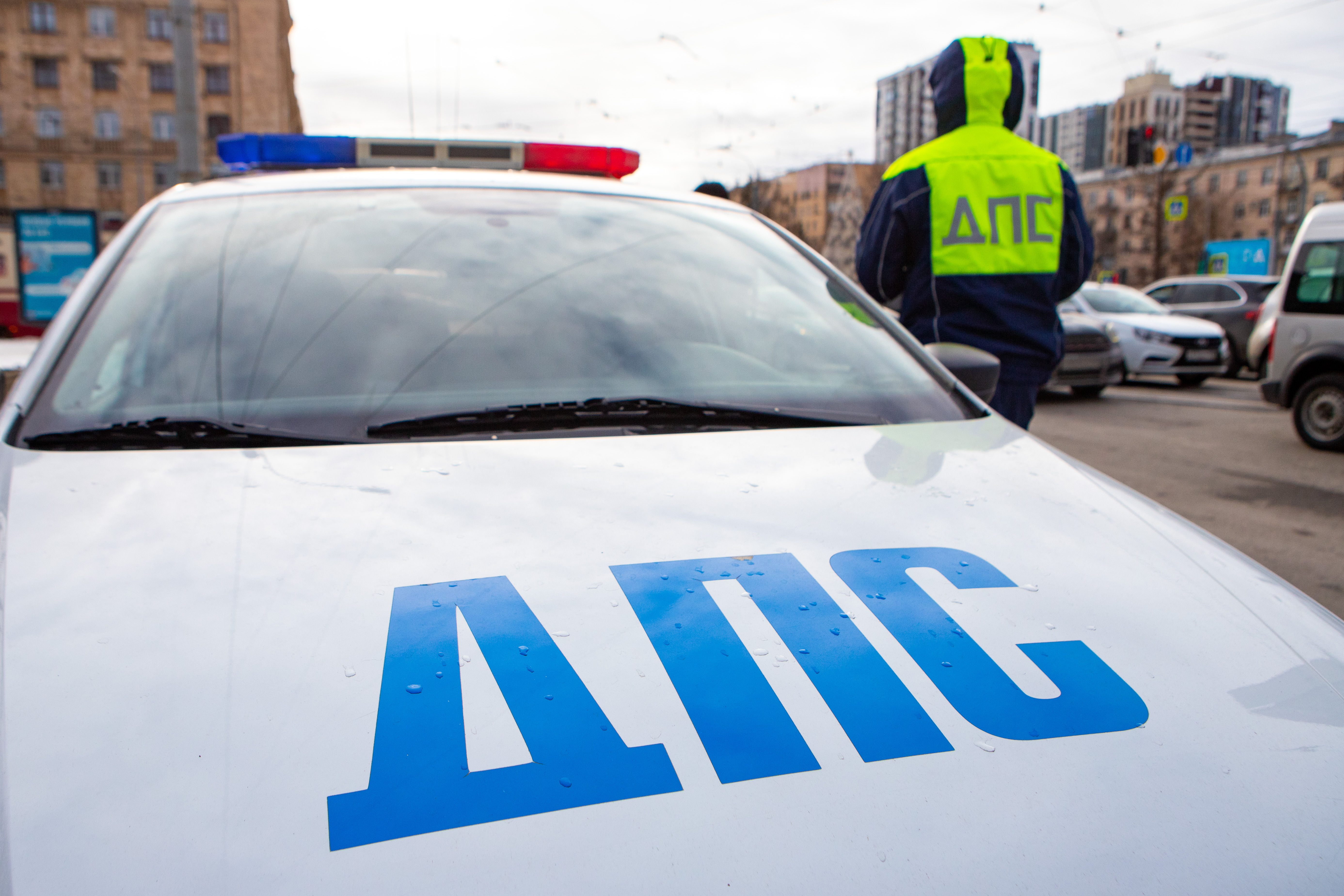 Дополнительные экипажи ДПС будут дежурить в «аварийных» районах Петербурга до конца лета