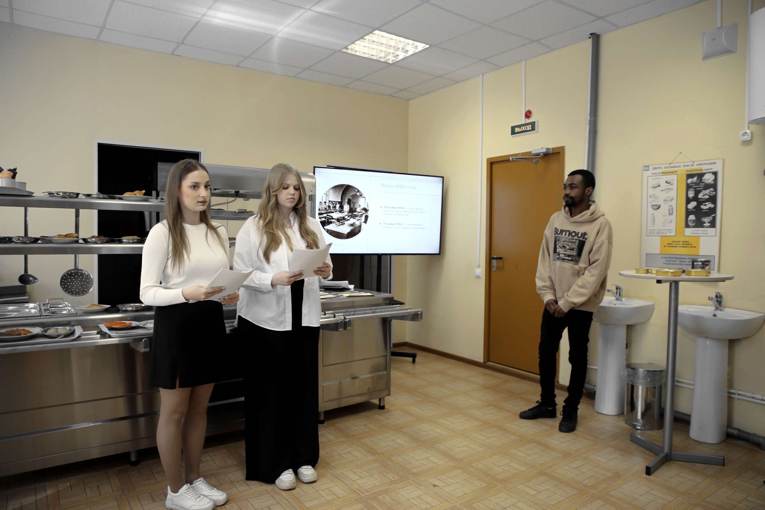 Петербургские школьники стали чаще выбирать колледжи вместо вузов