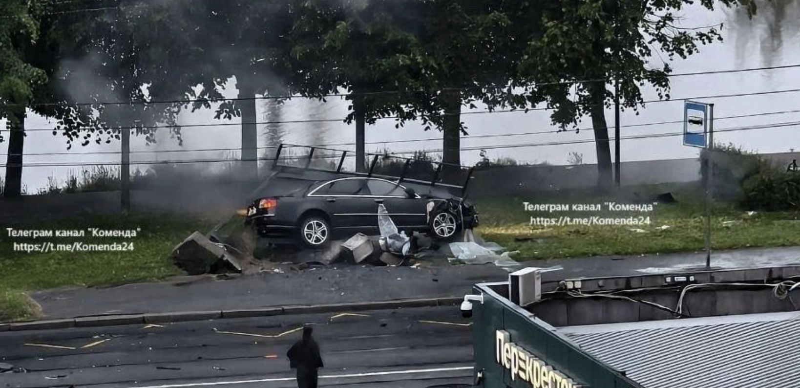 Audi врезалась в остановку в Петербурге: пешеход получил серьезные травмы
