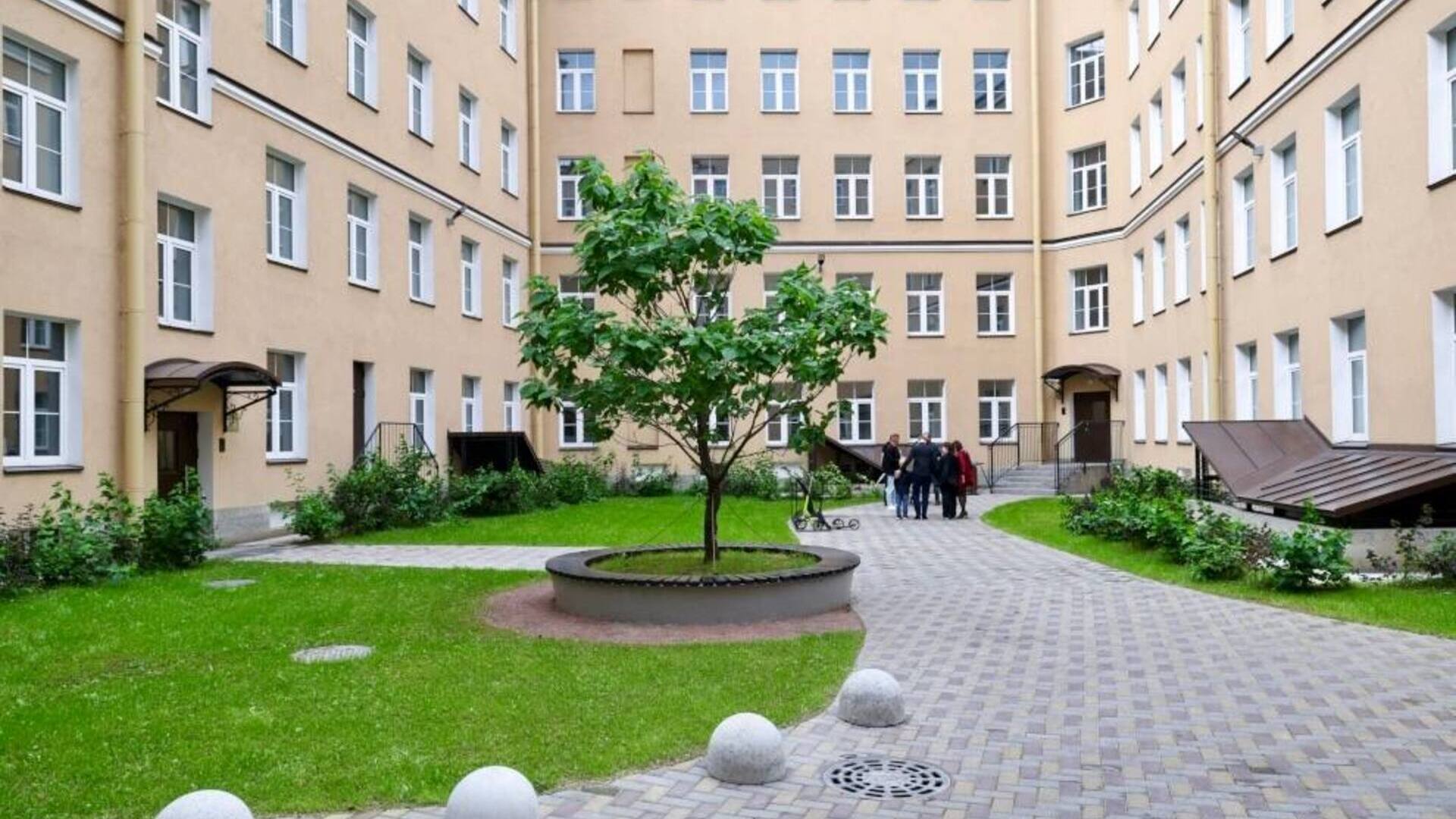 Первые 17 семей получили ключи от квартир после капремонта в доме на Старо-Петергофском проспекте